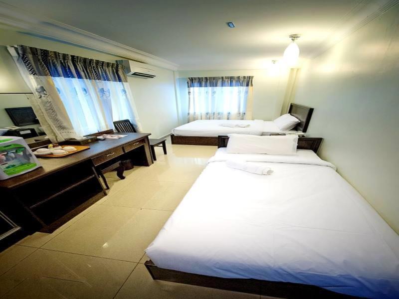 โฮเต็ล บินตัง อินดาห์ Hotel โกตาบารู ภายนอก รูปภาพ